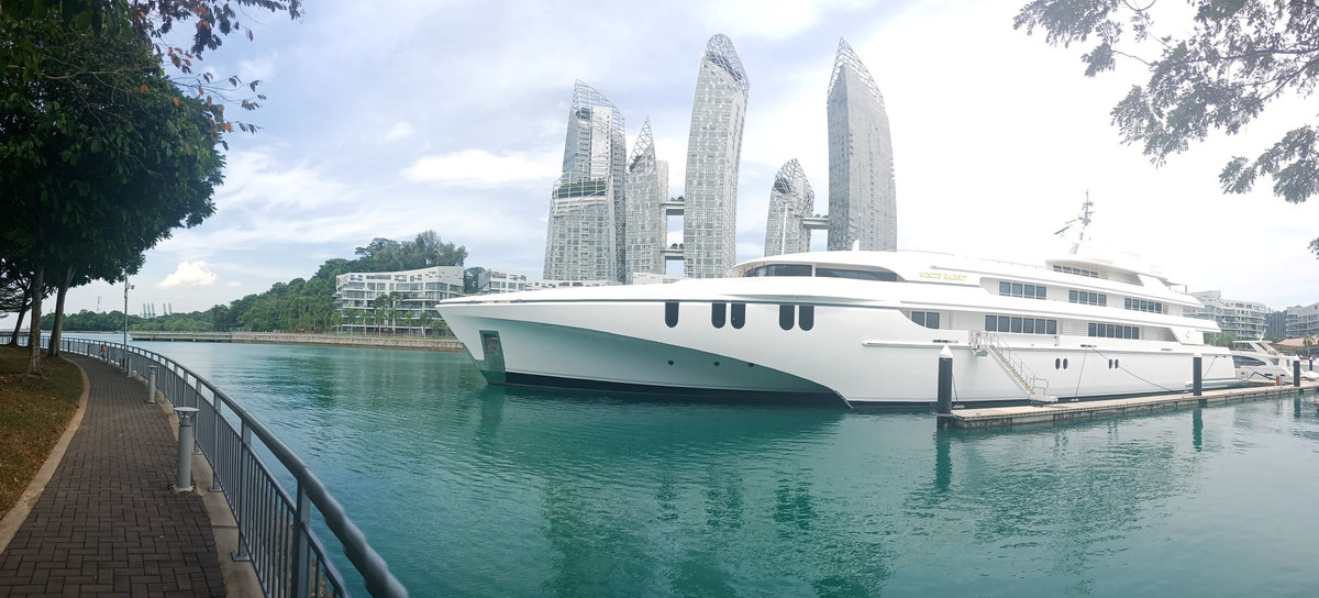 Do màu trắng phản chiếu tất cả bước sóng ở quang phổ ánh sáng khả kiến nên nó hấp thụ ít nhiệt hơn và mát mẻ hơn. Ảnh: motoryachting.