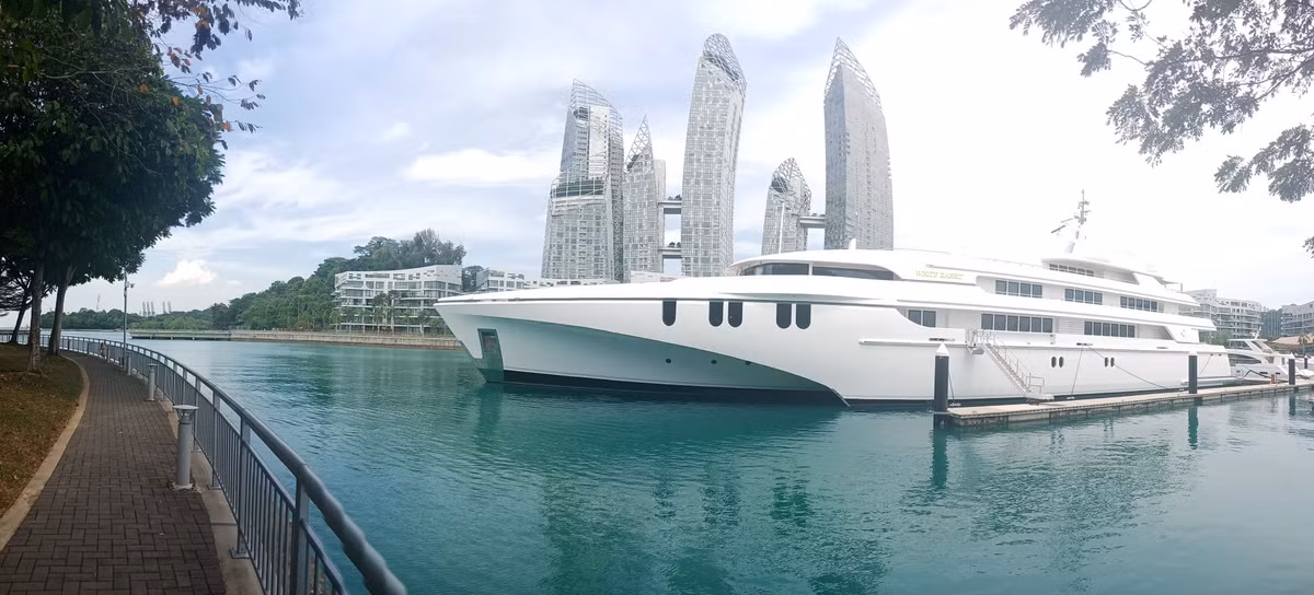 Do màu trắng phản chiếu tất cả bước sóng ở quang phổ ánh sáng khả kiến nên nó hấp thụ ít nhiệt hơn và mát mẻ hơn. Ảnh: motoryachting.