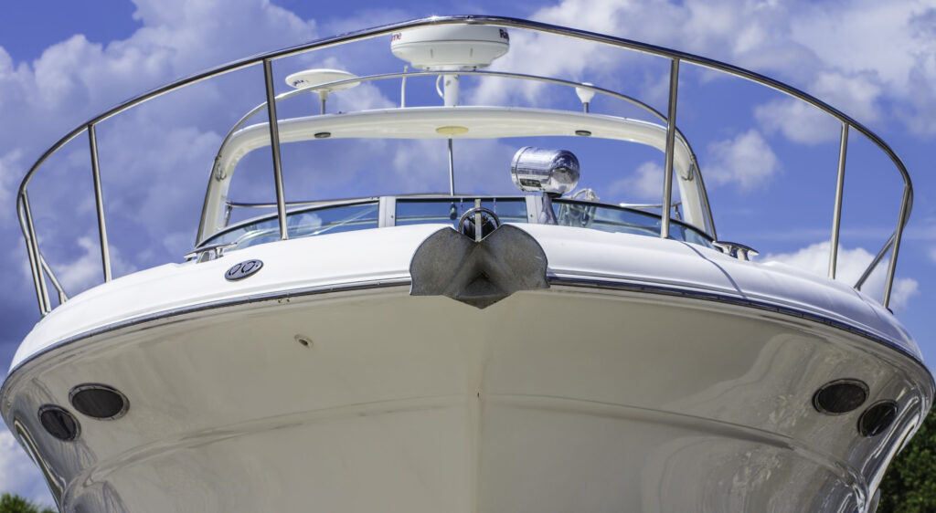 Điều này đặc biệt quan trọng đối với tàu du lịch và du thuyền hạng sang thường xuyên di chuyển ở vùng khí hậu ấm, giúp chúng ít phụ thuộc hơn vào điều hòa nhiệt độ vốn tiêu tốn nhiều điện để làm mát hàng trăm cabin. Qua đó, chi phí hoạt động của tàu sẽ giảm. Ảnh: mylorchandlery.