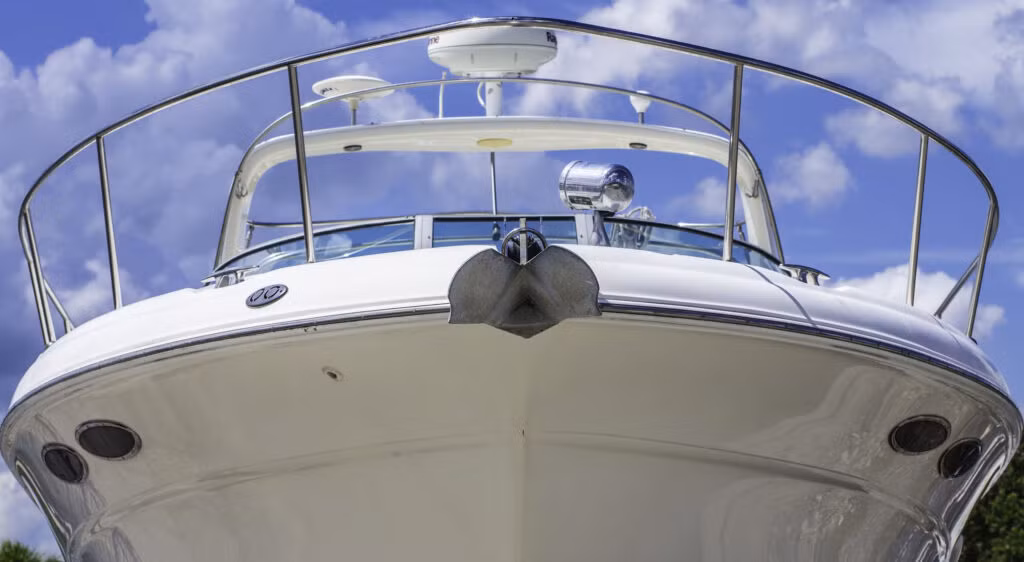 Điều này đặc biệt quan trọng đối với tàu du lịch và du thuyền hạng sang thường xuyên di chuyển ở vùng khí hậu ấm, giúp chúng ít phụ thuộc hơn vào điều hòa nhiệt độ vốn tiêu tốn nhiều điện để làm mát hàng trăm cabin. Qua đó, chi phí hoạt động của tàu sẽ giảm. Ảnh: mylorchandlery.