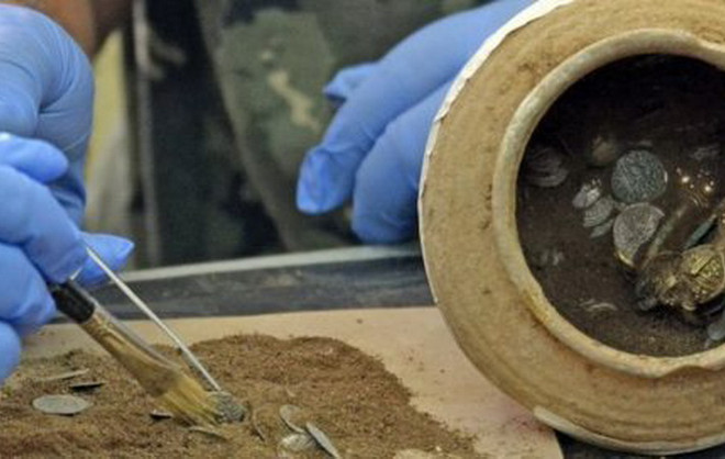 Tháng 8/2018, các nhà khảo cổ Bulgaria vui mừng thông báo phát hiện một kho báu gồm 957 hiện vật quý giá, trong đó có những đồng xu bằng vàng, bạc, đồng cùng nhiều đồ trang sức như khuyên tai vàng, nhẫn... có từ thế kỷ 14 tại Pháo đài Kaliakra bên bờ Biển Đen. Ảnh: sofiaglobe.com.