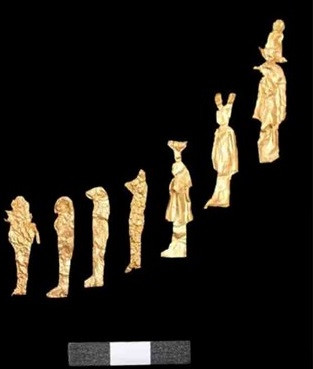 Trong tháng 8/2024, dư luận dành nhiều sự chú ý khi các chuyên gia Ai Cập cho hay đã tìm thấy hàng chục ngôi mộ cổ Ai Cập có niên đại khoảng 2.500 năm tuổi chứa kho báu vàng nguyên vẹn vừa được phát hiện. Ảnh: Bộ Du lịch và Cổ vật Ai Cập.