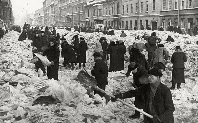 Người dân Leningrad chung tay dọn dẹp những khu vực bị phá hủy do bom đạn chiến tranh.