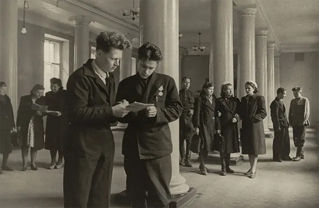 Sinh viên năm nhất của Học viện Giao thông Leningrad rộn ràng tới trường khi mọi hoạt động trở lại bình thường.