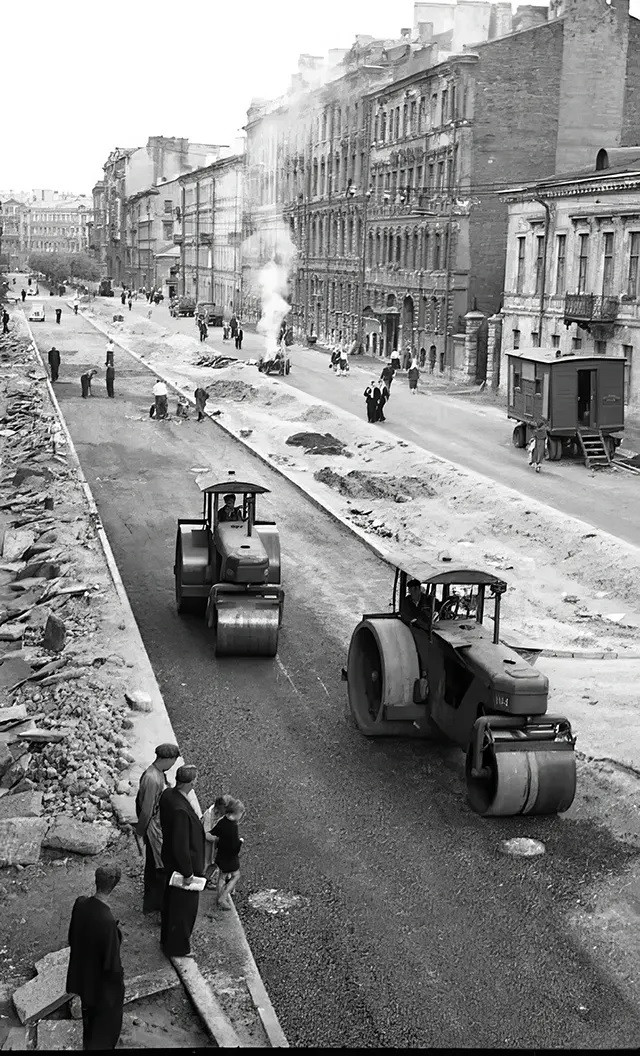 Đường phố ở Leningrad được xây dựng lại từ năm 1946 - 1947.