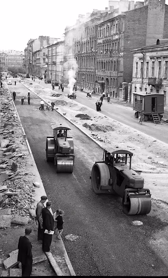 Đường phố ở Leningrad được xây dựng lại từ năm 1946 - 1947.