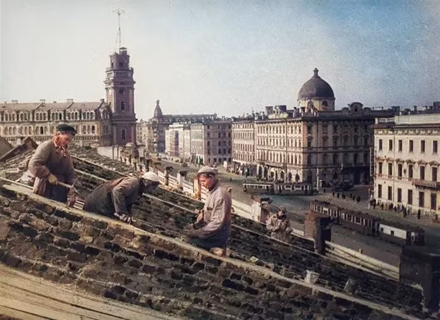 Những người công nhân khẩn trương xây những ngôi nhà mới tại thành phố Leningrad.