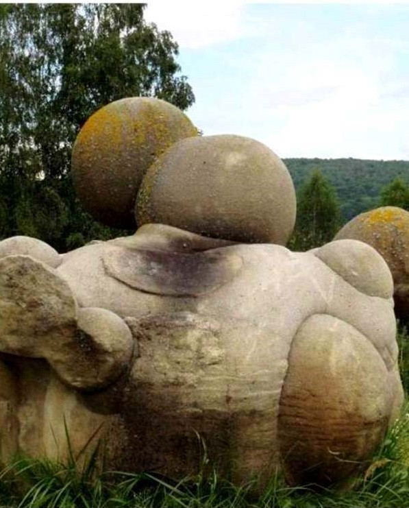 Đá trovant hầu như chỉ được tìm thấy ở Romania, đặc biệt gần làng Costești, nơi chúng được Khu bảo tồn Thiên nhiên Bảo tàng Trovants bảo vệ. Ảnh: geologyin.