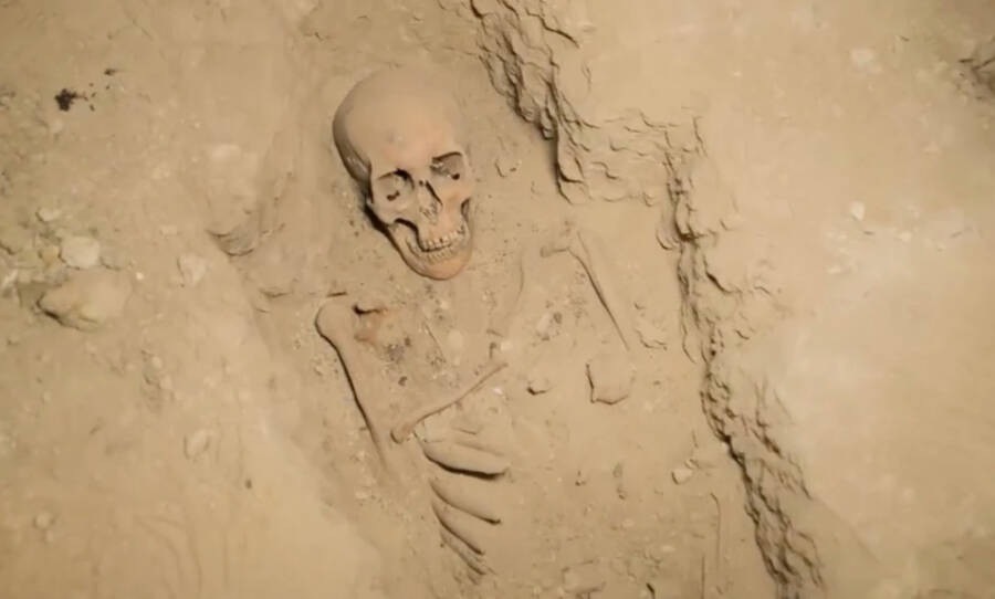 Ramadan Hussein, nhà Ai Cập học tại Đại học Tübingen ở Đức, đã cùng các đồng nghiệp thực hiện cuộc khai quật tại Saqqara từ năm 2016. Theo đó, nhóm của ông đã phát hiện một xưởng xác ướp có niên đại từ năm 600 trước Công nguyên. Ảnh: National Geographic.