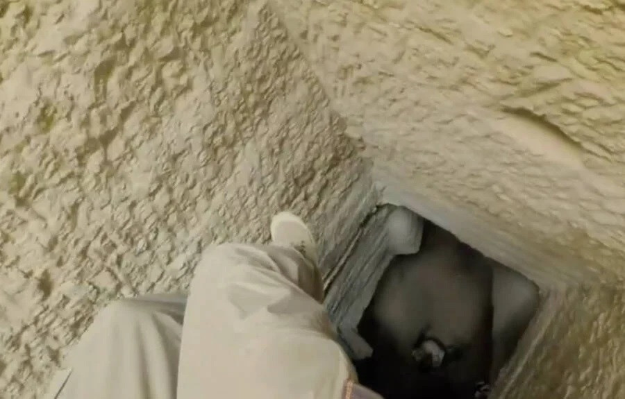 Ngoài các kim tự tháp, Saqqara là nơi người Ai cập xây nhiều lăng mộ chôn cất các thành viên hoàng gia, tầng lớp quý tộc... Các nhà khảo cổ đã khai quật nhiều ngôi mộ tại nghĩa địa cổ xưa này và tìm thấy hàng ngàn xác ướp được chôn cùng nhiều đồ tùy táng giá trị. Ảnh: National Geographic.