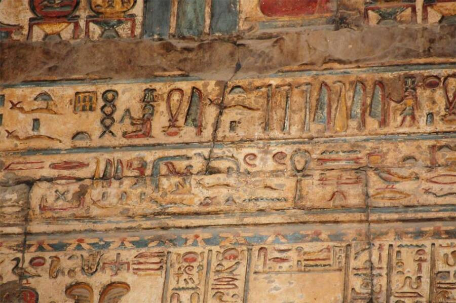 Thông qua dự án trên, các nhà khảo cổ đã phát hiện hàng trăm dòng chữ khắc, các bức tranh khắc vẽ thực vật, chòm sao tại đền Esna cổ kính. Ảnh: University of Tübingen.