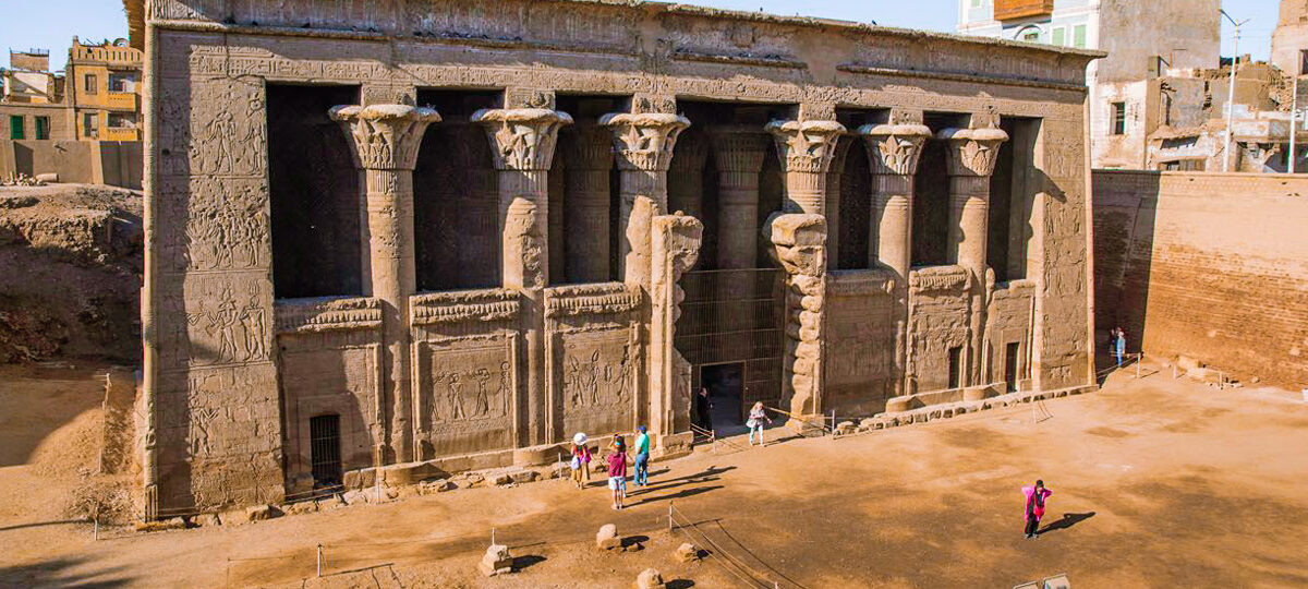 Nhờ dự án trùng tu, đền Esna cổ kính đã được các chuyên gia khôi phục, đưa trở lại diện mạo gần giống như ban đầu. Ảnh: nilecruisetrips.