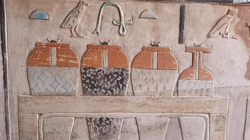 Tetinebefou giữ danh hiệu "người triệu hồi nữ thần Serqet” (hay còn gọi Serket, Selket). Đó là nữ thần có liên quan đến bọ cạp và được cho là có thể cứu người khỏi vết đốt của bọ cạp. Danh hiệu này có nghĩa là "Tetinebefou là chuyên gia về vết cắn có độc". Thông tin này được chia sẻ bởi Philippe Collombert, người đứng đầu nhóm nghiên cứu Thụy Sĩ-Pháp và là nhà Ai Cập học tại Đại học Geneva. Ảnh: Courtesy of the Egyptian Ministry of Tourism and Antiquities.