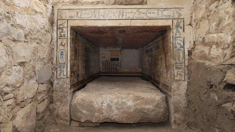 Trong cuộc khai quật tại Saqqara, Ai Cập, các chuyên gia đã tìm thấy một ngôi mộ cổ khoảng 4.100 tuổi. Nhóm nghiên cứu người Thụy Sĩ - Pháp xác định danh tính của bác sĩ là "Tetinebefou". Ảnh: Courtesy of the Egyptian Ministry of Tourism and Antiquities.