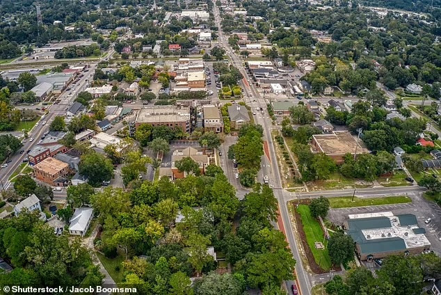 Người ta kể rằng, một người đàn ông làm việc hoặc đi trên đường ray đã bị tàu hỏa đâm tử vong. Sau khi chồng chết, vợ của người đó vô cùng đau buồn. Một thời gian sau, bà trút hơi thở cuối cùng. Linh hồn của bà không siêu thoát mà ám ảnh khu vực đường ray xe lửa này. Ảnh: Sutterstock/Jacob Boomsma.