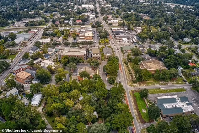 Người ta kể rằng, một người đàn ông làm việc hoặc đi trên đường ray đã bị tàu hỏa đâm tử vong. Sau khi chồng chết, vợ của người đó vô cùng đau buồn. Một thời gian sau, bà trút hơi thở cuối cùng. Linh hồn của bà không siêu thoát mà ám ảnh khu vực đường ray xe lửa này. Ảnh: Sutterstock/Jacob Boomsma.