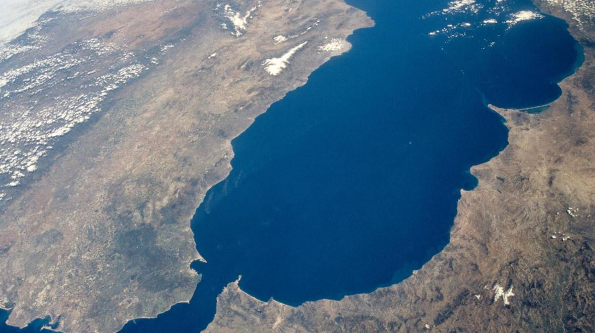 Trong nghiên cứu mới, nhóm chuyên gia tìm được thêm bằng chứng về một trận đại hồng thủy lấp đầy Địa Trung Hải trong các đặc điểm địa chất ở đông nam Sicily. Họ đã phân tích hơn 300 gờ núi trên cầu đất ngầm Sicily Sill từng ngăn cách các vùng lòng chảo phía Đông và phía Tây Địa Trung Hải. Kết quả nghiên cứu chỉ ra cấu trúc của những gờ này cho thấy một trận đại hồng thủy từng quét qua bề mặt của chúng. Ảnh: NASA.