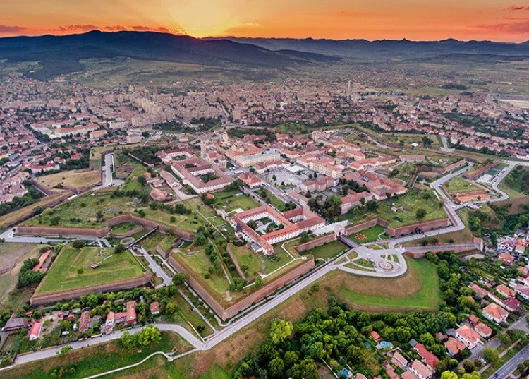 Pháo đài Alba Iulia là một trong những công trình phòng thủ lớn nhất cùng loại ở châu Âu. Bên trong pháo đài có một số tòa nhà, kiến trúc quan trọng như nhà thờ lớn, trường đại học và tàn tích của trại lính La Mã.