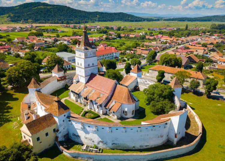 Nhà thờ kiên cố Prejmer là công trình do các hiệp sĩ Công giáo La Mã Teutonic xây dựng từ năm 1212. Bức tường bao quanh nhà thờ cao khoảng 12m, có những lối đi bí mật và bố trí nhiều vũ khí để bảo vệ nhà thờ cũng những người sống trong đó khi xảy ra các cuộc chiến tranh, xung đột...