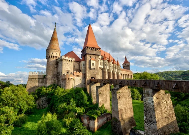 Lâu đài Hunedoara (còn được gọi là Lâu đài Corvin) nằm ở Hunedoara, Romania là một trong những lâu đài lớn nhất châu Âu. Ban đầu, công trình này là một pháo đài và được sử dụng làm thành trì của hoàng gia cho đến năm 1440. Bên trong lâu đài có Knight Hall - nơi trưng bày nhiều loại vũ khí thu hút sự chú ý của du khách.