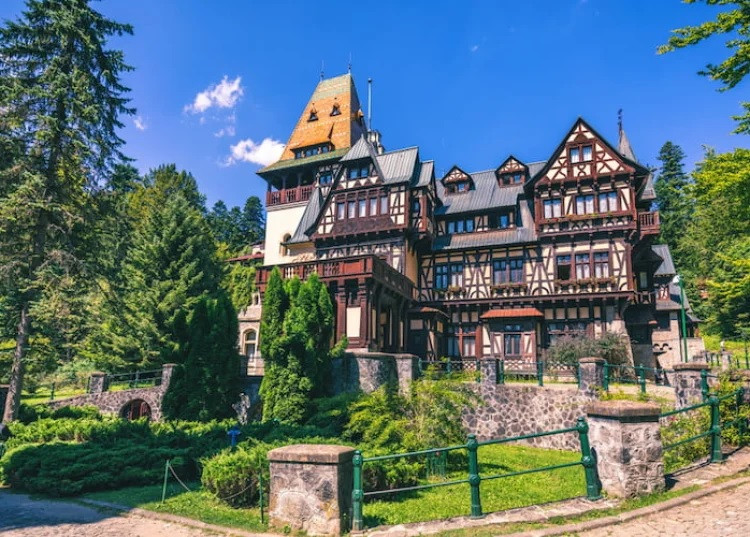 Lâu đài Pelisor ở Sinaia, Romania được xây dựng cho Hoàng gia Romania. Nơi đây trở thành nơi ở quan trọng của hoàng gia nước này vào đầu thế kỷ 20.