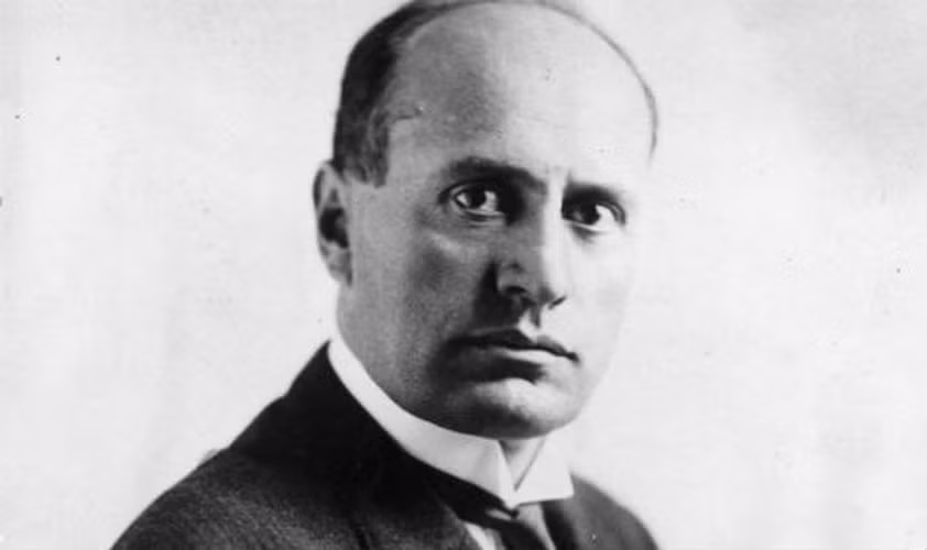 Mussolini trở thành phóng viên của một số tờ báo tuyên truyền cho quan điểm chính trị ngày càng cực đoan của bản thân. Y ủng hộ bạo lực như một cách tạo ra sự thay đổi. Phóng viên trẻ Mussolini nhiều lần bị cảnh sát bắt giữ vì kích động bạo lực nhưng nhanh chóng được thả ra. Vào cuối năm 1914, sau khi Chiến tranh thế giới 1 nổ ra, y đã thành lập một tờ báo có tên là Il Popolo d'Italia.