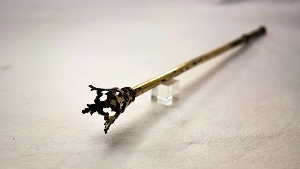 Huy hiệu hoàng gia được làm cho mục đích tang lễ và được đặt vào quan tài tại thời điểm chôn cất bao gồm một số vương miện, nhẫn, dây chuyền, vương trượng, quả cầu và tấm biển quan tài xác định những người cai trị quyền lực khi đó. Ảnh: Aistė Karpytė, Vilnius Archdiocese.