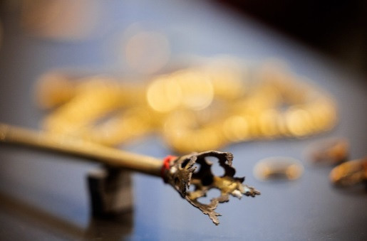 Một tờ báo số ra vào tháng 9/1939 có nhắc đến những báu vật hoàng gia được bọc cẩn thận trước khi đem cất giấu trong một hốc dưới cầu thang trong hầm mộ ở Nhà thờ Vilnius. Mặc dù các chuyên gia biết đến sự tồn tại của kho báu quý giá này từ các ghi chép lịch sử nhưng phải mất nhiều năm để tìm thấy chúng. Ảnh: E. Blažys / LRT.