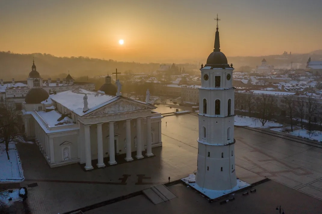 Giám đốc Sotincenka cho biết Litva có rất ít hiện vật xác thực từ giai đoạn lịch sử quan trọng này, vì vậy việc tái phát hiện ra trang phục hoàng gia trong Nhà thờ Vilnius chứng minh rằng đây từng là nơi chôn cất giới thượng lưu của Đại công quốc Litva. Ảnh: Saulius Ziura.