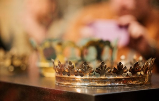 "Những hiện vật được tìm thấy ở nơi chôn cất của các vị vua Litva và Ba Lan là các báu vật lịch sử vô giá và là những tác phẩm kim hoàn, đồ trang sức tuyệt đẹp", Tổng giám mục Vilnius Gintaras Grušas cho biết. Ảnh: E. Blažys / LRT.