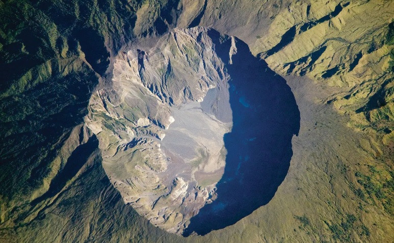 Năm 1815, núi lửa Tambora phun trào dữ dội. Do là một trong những ngọn núi lửa nguy hiểm nhất thế giới nên lần phun trào này đã khiến khoảng 10.000 người thiệt mạng. Ảnh: NASA/JSC.