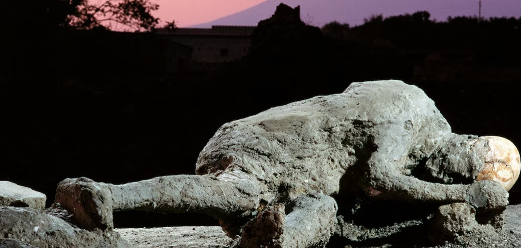 Theo ước tính của các chuyên gia, thảm kịch núi lửa Vesuvius phun trào đã khiến khoảng 16.000 người thiệt mạng. Trong đó, Pompeii chịu ảnh hưởng nặng nhất khi gần như toàn bộ cư dân bị chôn vùi trong lớp tro bụi núi lửa dày vài mét. Cả thành phố này bị "đóng băng" theo thời gian và bị lãng quên trong nhiều năm trước khi được phát hiện. Ảnh: Roger Ressmeyer, Corbis, VCG, Getty Images.