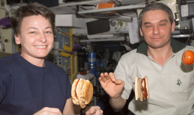 Phi hành gia ăn 3 bữa mỗi ngày. Các chuyên gia dinh dưỡng đảm bảo thực phẩm cung cấp cho phi hành gia phải giàu vitamin và chất khoáng. Đồng thời, lượng calo do thực phẩm cung cấp thì tùy vào từng người, trong đó, nữ phi hành gia cần khoảng 1.900 calo/ngày và nam phi hành gia là khoảng 3.200 calo/ngày. Ảnh: yummy.co.ke.