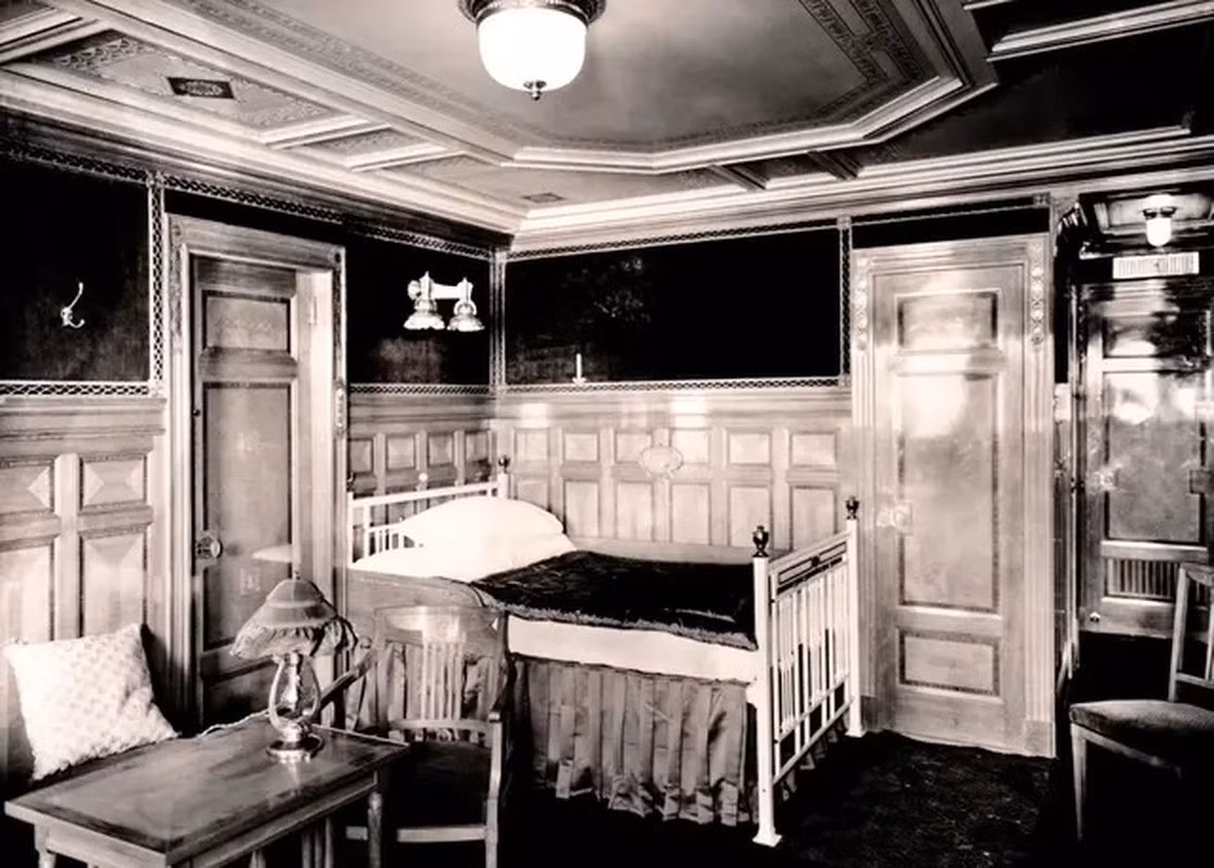 Trong chuyến hải hành đầu tiên, tàu Titanic không chỉ chở khách, hàng hóa mà còn có một "vị khách" đặc biệt là xác ướp cổ đại. Được gọi là "xác ướp xui xẻo", thi hài này được đặt trong quan tài và được cho là mang lời nguyền chết chóc. Ảnh: Popperfoto via Getty Images.