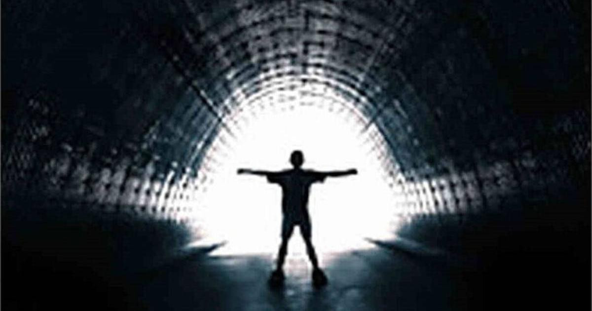 Theo nghiên cứu của nhà sinh lý học thần kinh người Anh Peter Fenwick, trải nghiệm cận tử (NDE) xảy ra ở khoảng "10% số người cận kề cái chết hoặc sống sót sau khi chết lâm sàng". Ảnh: Ancient-origins.