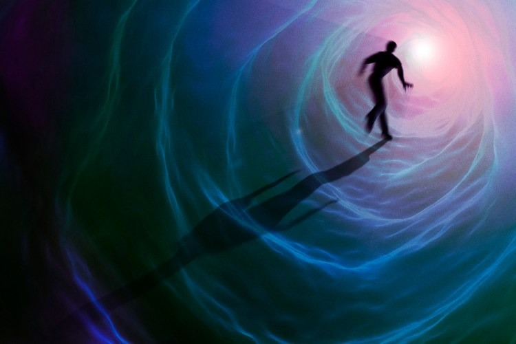 Ông Kenneth cho biết thêm, những người có trải nghiệm NDE trải qua nhiều điều kỳ bí khi linh hồn rời khỏi cơ thể vật chất. Lúc đó, họ thường cảm thấy bản thân đã chết, nghe thấy người khác nói về cái chết của mình hay cố nói chuyện với gia đình, bạn bè nhưng không thể. Ảnh: Mark Garlick/Science Photo Library via Getty Images.