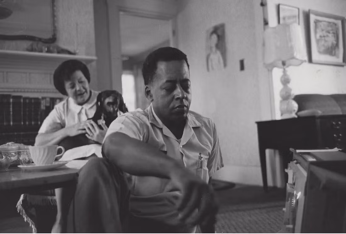 Đến nay, trong khi một bộ phận người dân tin vào câu chuyện của vợ chồng Betty và Barney thì cũng có những ý kiến hoài nghi về sự tồn tại của UFO và người ngoài hành tinh. Ảnh: Look Magazine | Photographer: Paul Fusco | 1966.