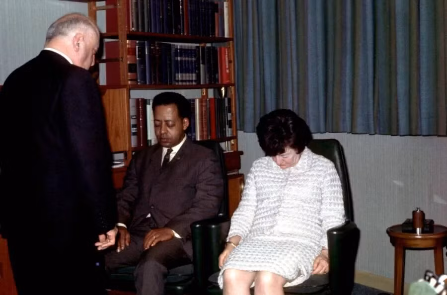 Betty và Barney sau đó bất tỉnh. Hai giờ sau, họ tỉnh lại ở vị trí cách dừng xe khoảng 56 km. Họ chỉ nhớ mơ hồ rằng đã có có cuộc chạm trán với người ngoài hành tinh. Ảnh: Charles Walker Collection/Alamy Stock Photo.