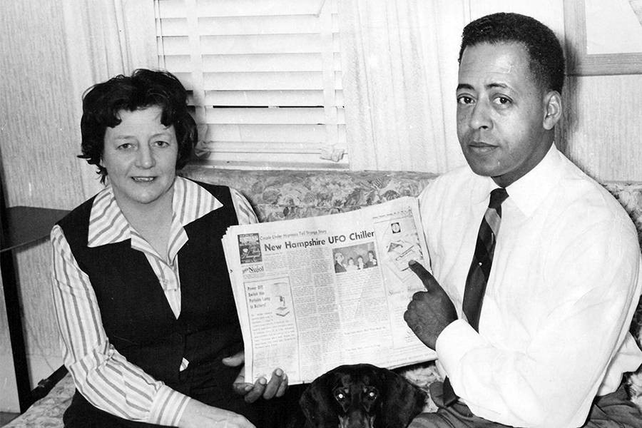 Ngày 14/12/1963, vợ chồng người Mỹ Betty và Barney Hill (trong ảnh) đến phòng khám của bác sĩ tâm thần Benjamin Simon ở Boston sau khi bị người ngoài hành tinh bắt cóc. Ảnh: Universal History Archive/UIG via Getty Images.