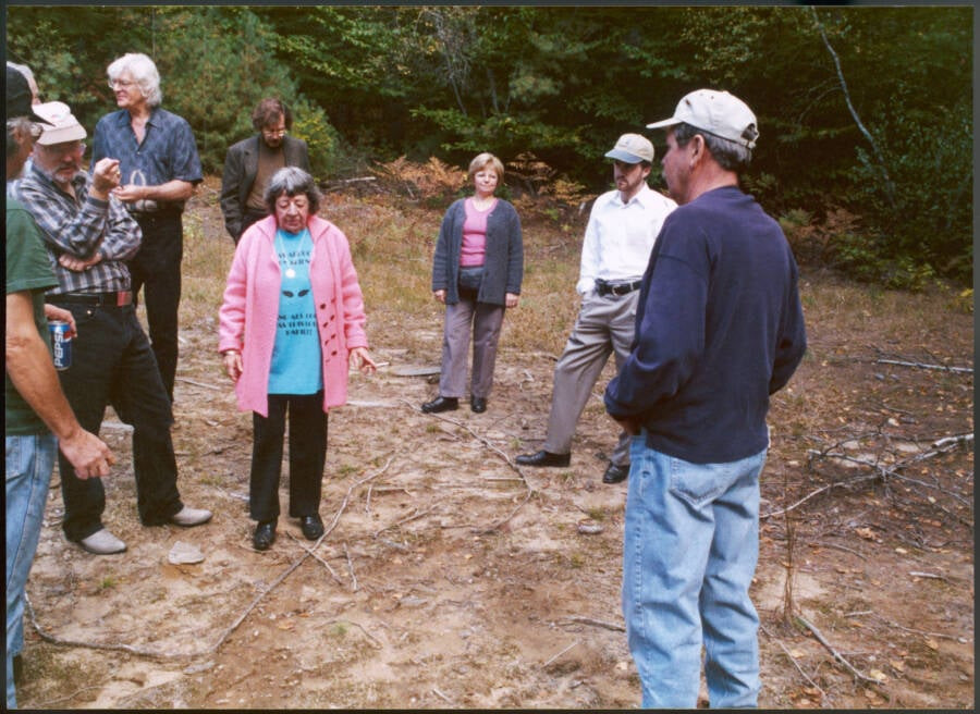Khi nhìn qua những ô cửa kính đó, vợ chồng Betty và Barney có thể nhìn thấy những ánh sáng trắng - xanh. Khi cánh cửa UFO mở ra, những sinh vật ngoài hành tinh bước xuống, dẫn hai vợ chồng lên phi thuyền. Ảnh: Chronicle/Alamy Stock Photo.