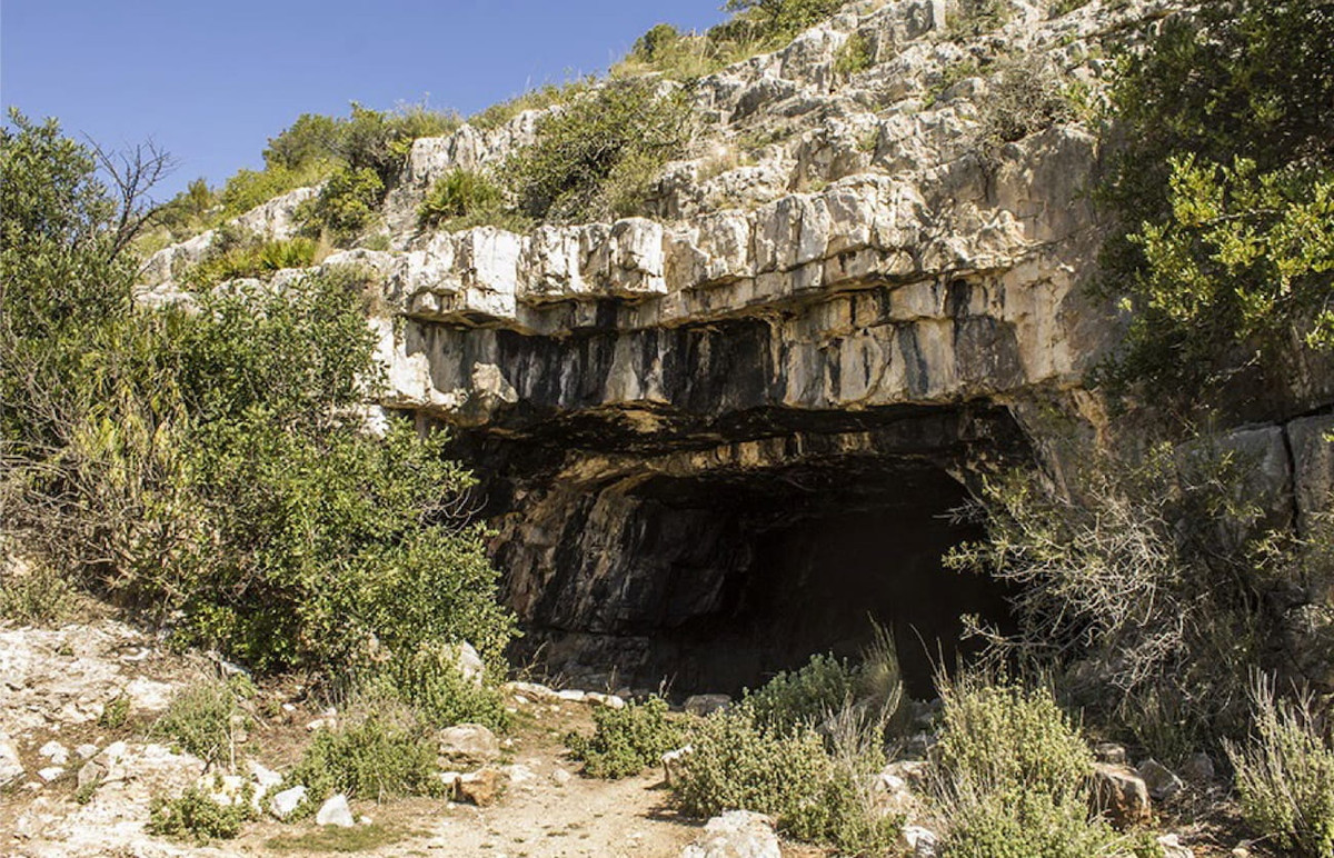 Aitor Ruiz-Redondo - giáo sư về thời tiền sử tại Đại học Zaragoza (Tây Ban Nha) và là người đồng chỉ đạo cuộc thám hiểm hang động Cova de les Dones cho biết "Các dòng chữ khắc và đồng tiền cung cấp bằng chứng không thể chối cãi rằng khu vực này tiếp tục được người La Mã sử dụng hoặc tái sử dụng". Ảnh: Machause López, S. y Falcó Alcázar, J. (2023).