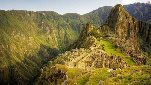 Mạng lưới vết nứt bên dưới Machu Picchu cũng giúp thấm nước. Đây là một trong những nguyên nhân giúp công trình có thể tồn tại trong hàng trăm năm. Ảnh: activeadventures.