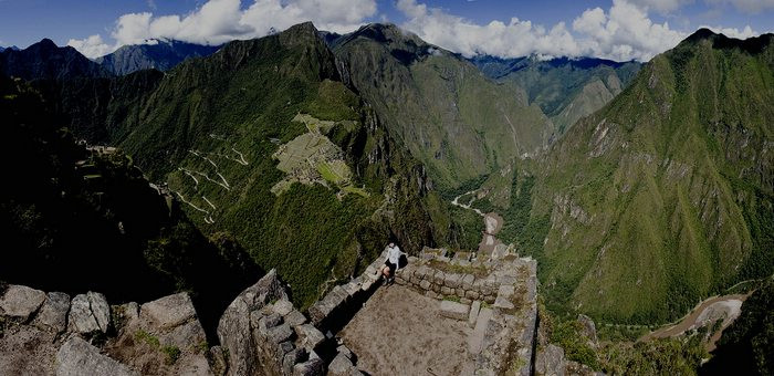 "Vị trí của Machu Picchu không phải lựa chọn tình cờ. Tình trạng đứt gãy mạnh ở đó làm đá nứt vỡ dọc theo mặt phẳng, nhờ đó người Inca giảm bớt công sức gọt đẽo", Menegat cho biết. Ảnh: Fernando Stankuns/Flickr.