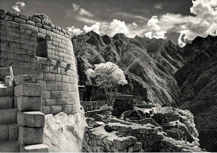 Thay vào đó, các đường đứt gãy làm những tảng đá granite lớn vỡ thành nhiều tảng đá nhỏ, giúp tiết kiệm sức lực đục đẽo trong quá trình xây dựng các công trình bằng đá. Những bức tường của Machu Picchu cũng quay theo hướng đứt gãy. Ảnh: William Derby/Flickr.