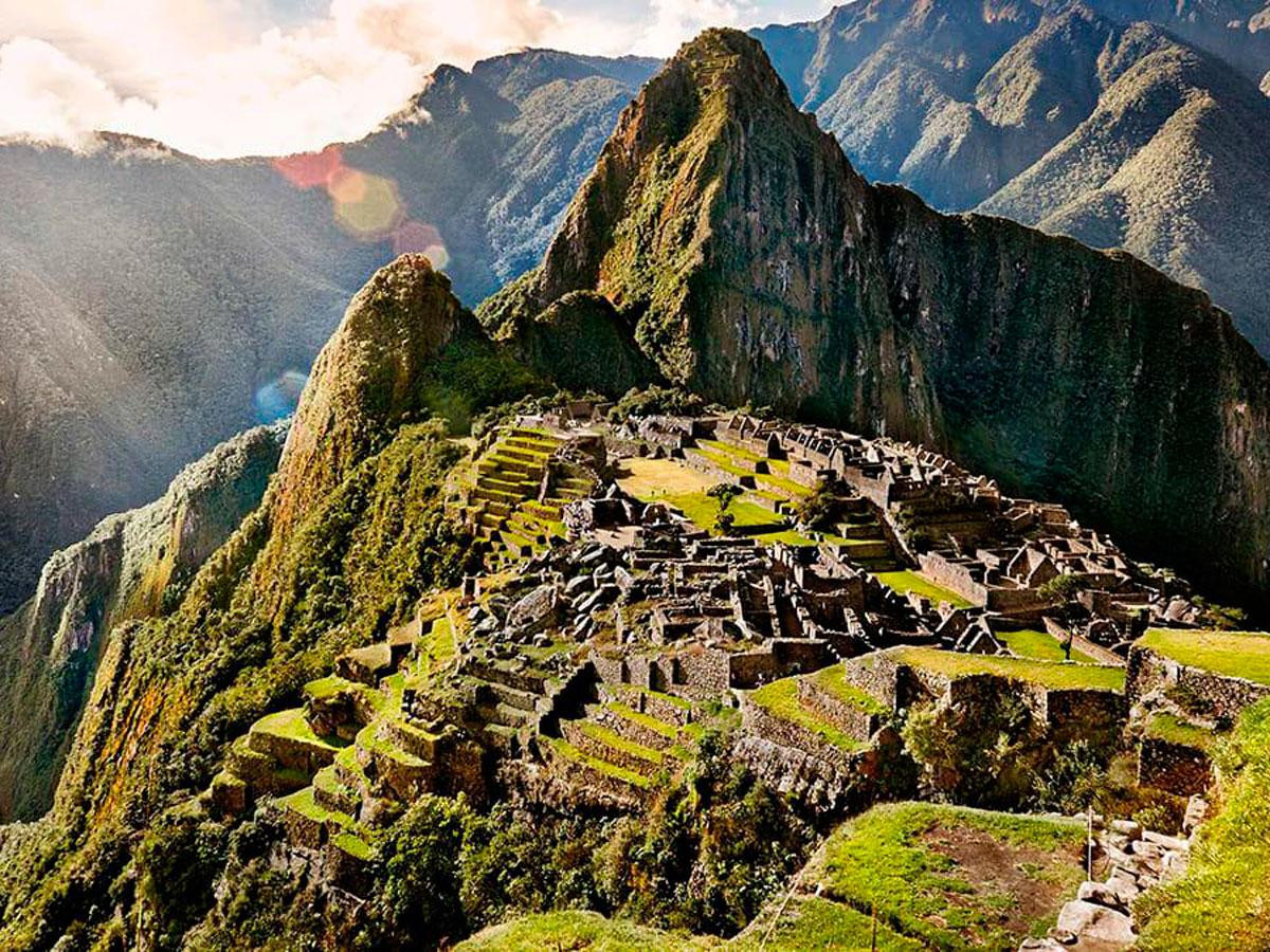 Nhà địa chất Menegat đã khảo sát mạng lưới những đường nứt bên dưới Machu Picchu, từ vết nứt nhỏ chạy ngang qua các tảng đá cuội tới đứt gãy dài 172 km ở thung lũng sông. Ảnh: incatrailmachu.