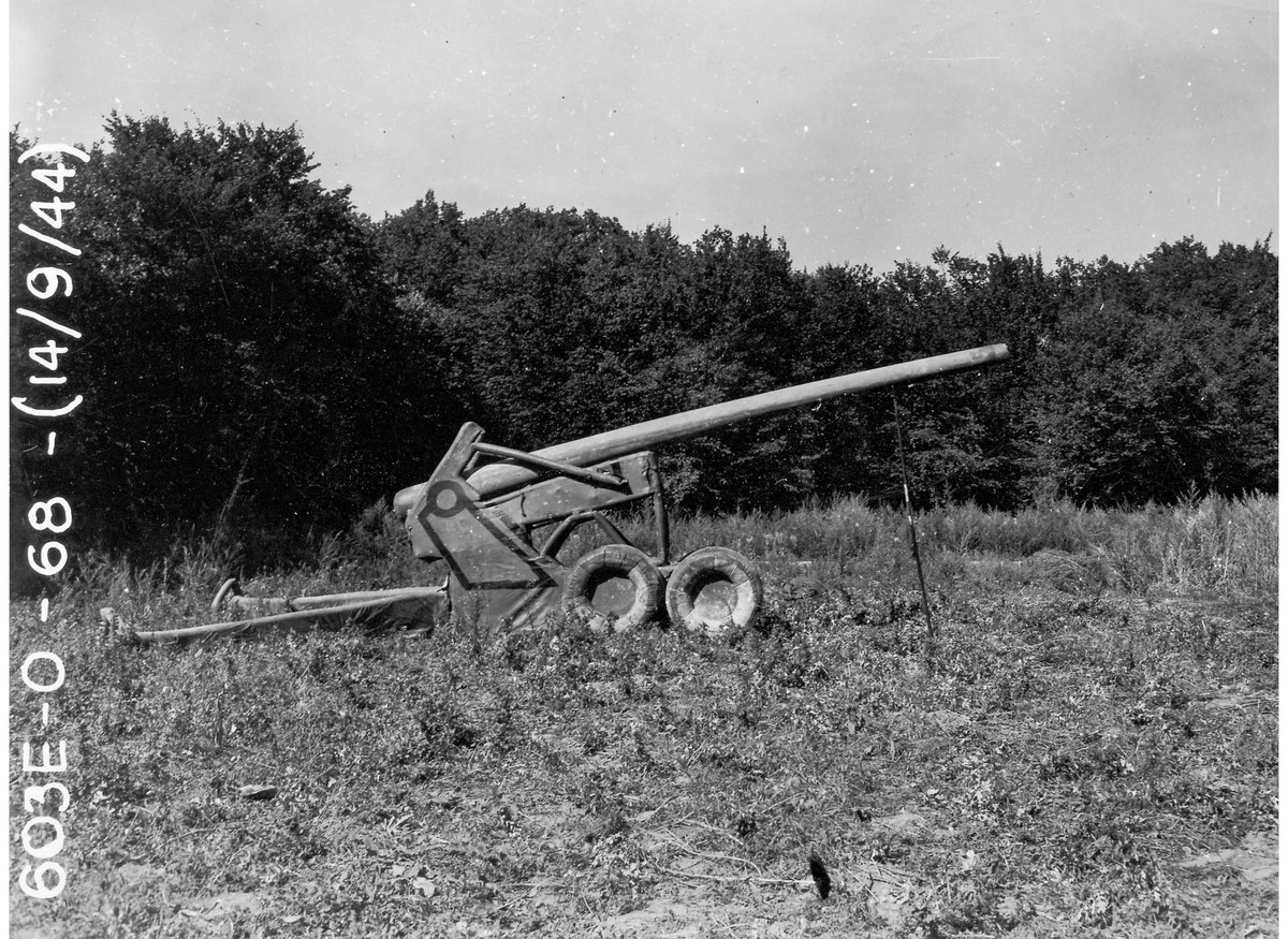 Để đánh lừa quân Đức thành công, các chuyên gia của quân Đồng minh đã cố tình làm lộ những thông tin "tuyệt mật" qua sóng radio, sử dụng xe tăng, máy bay, xe jeep giả để tạo nên những đội quân hùng hậu trông giống thật. Ảnh: nationalww2museum.