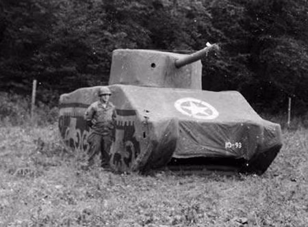 Theo các tài liệu được giải mật, hơn 1.000 chuyên gia, kỹ thuật viên âm thanh, phát thanh viên, nhà thiết kế trang phục, nghệ sĩ, diễn viên... đã tạo ra một lực lượng chiến đấu của Đồng minh với quy mô lớn hơn 30 lần thực tế. Mục đích của họ là nhằm đánh lừa quân Đức về vị trí và quy mô của lực lượng Đồng minh. Ảnh: Barcroft.