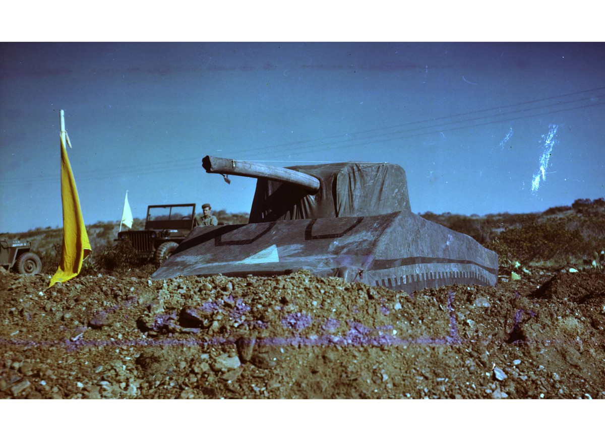 "Đội quân ma" hoạt động cách tiền tuyến gần 400m được ghi nhận là đã cứu sống hàng chục nghìn lính Mỹ và quân Đồng minh bằng cách đánh lừa quân phát xít Đức trong hơn 20 chiến dịch “tung hỏa mù”. Ảnh: nationalww2museum.