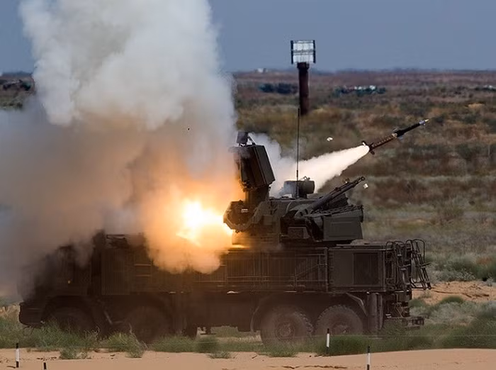 Ông Murakhovsky cho rằng Pantsir-S1 triển khai ở Syria không nhìn thấy các mục tiêu bay chậm ở độ cao thấp như máy bay không người lái (UAV), radar của nó thậm chí còn nhầm lẫn chim biển cỡ lớn với máy bay, gây rối loạn cho kíp điều khiển.