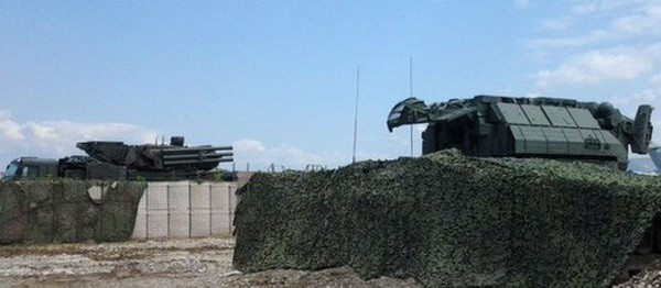  Điểm yếu của Pantsir-S1 được nhìn thấy rõ hơn khi tổ hợp trong tay quân đội Syria bị UAV cảm tử Harop của Israel tiêu diệt ở cự ly gần, cả hai tên lửa 57E6 mà Pantsir-S1 phóng đi đều trượt mục tiêu.